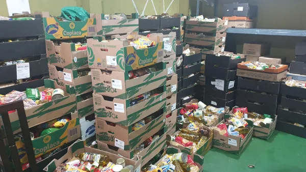 Lotes de alimentos preparados en el almacén de la Asociación Solidaridad Esperanza para su entrega semanal a las familias, Getafe (Madrid)