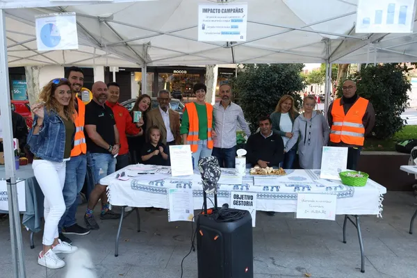 Equipo de voluntarios de la Asociación Solidaridad Esperanza en un evento solidario en la Feria ConGetafe