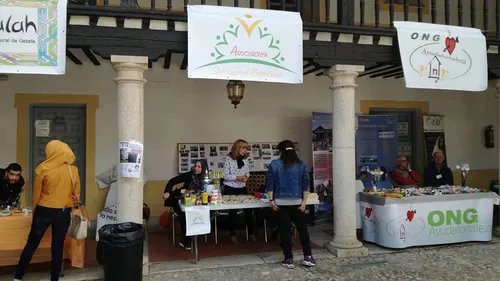 Stand de la Asociación Solidaridad Esperanza en el Hospitalillo, Getafe (Madrid), con voluntarias informando a visitantes