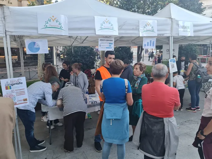Voluntarios de la Asociación Solidaridad Esperanza atienden a vecinos en la Feria ConGetafe, Getafe (Madrid)
